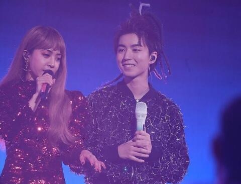 王俊凯王源微博为易烊千玺庆生晒照(王源易烊千玺王俊凯合照)