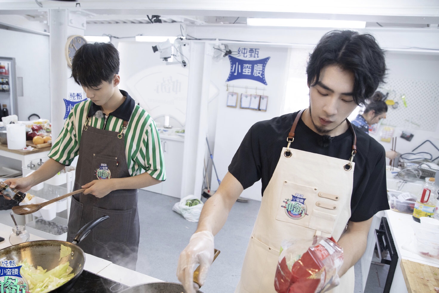 明学班迎来明星学员，杨紫王俊凯模仿黄晓明(杨紫王俊凯模仿黄晓明是哪一期)