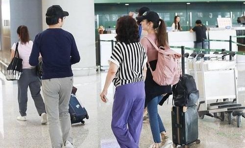 郎朗没帮老婆拿行李引网友热议不绅士(看郎朗的照片郎朗老婆的照片)