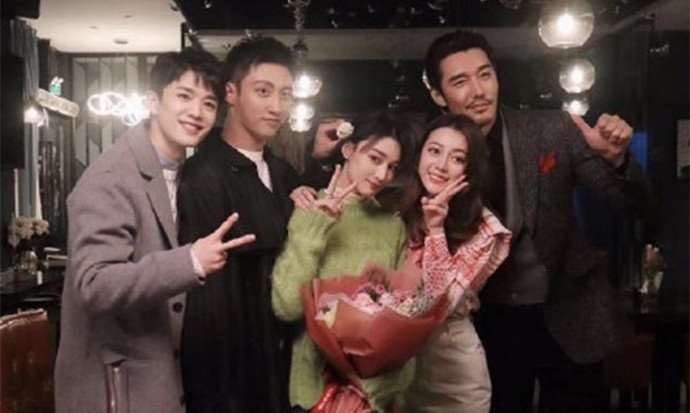 迪丽热巴亲吻张馨予同框画面好养眼(张馨予热巴合照)