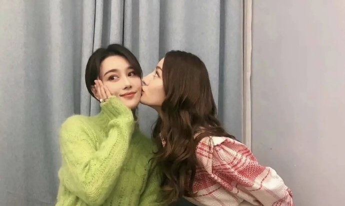 迪丽热巴亲吻张馨予同框画面好养眼(张馨予热巴合照)