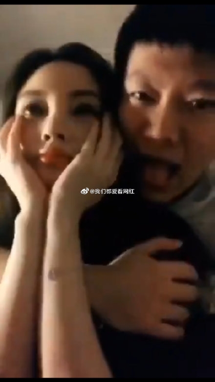 湖南台跨年晚会王一博踩坏地板是怎么回事(王一博跳地板舞)