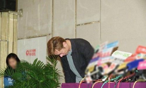 许志安演唱会遭嘘粉丝当场起哄(许志安借你耳朵听演唱会) 许志安演唱会遭嘘粉丝当场起哄(许志安借你耳朵听演唱会)