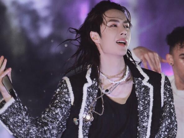 湖南台跨年晚会王一博踩坏地板是怎么回事(王一博跳地板舞)