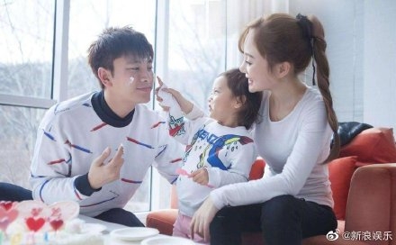 湖南台跨年晚会王一博踩坏地板是怎么回事(王一博跳地板舞)