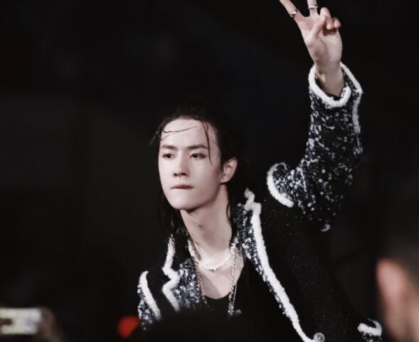 湖南台跨年晚会王一博踩坏地板是怎么回事(王一博跳地板舞)