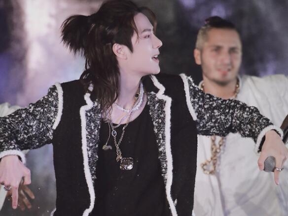 湖南台跨年晚会王一博踩坏地板是怎么回事(王一博跳地板舞)