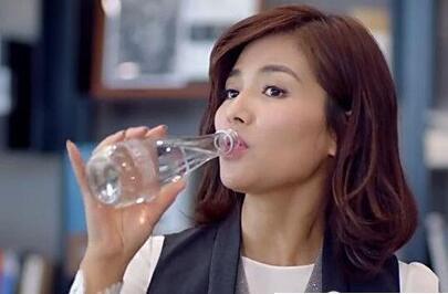 欢乐颂安迪喝的水什么牌子?依云矿泉水多少(欢乐颂依云矿泉水价格)