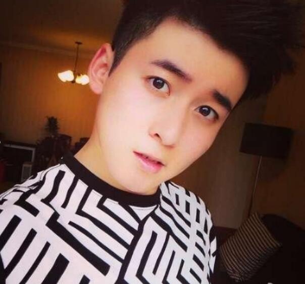 柴格和何炅是啥关系(和何炅有关系的阿格是谁)