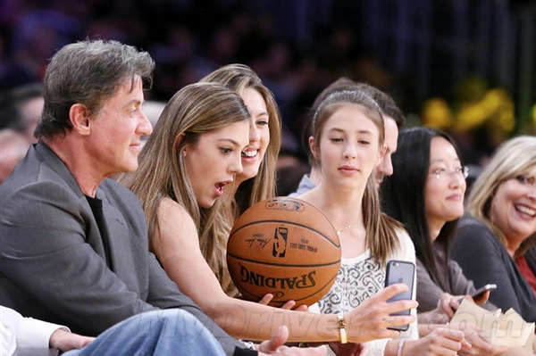 史泰龙女儿颜值超高(史泰龙晒与女儿合照)