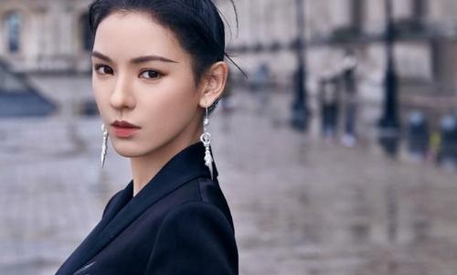 张予曦筷子发饰亮相巴黎时装周引热议