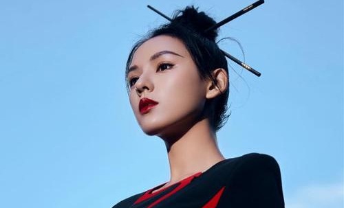 张予曦筷子发饰亮相巴黎时装周引热议