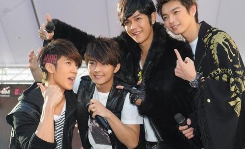 TFBOYS解散是真的还是谣言(网传TFBOYS解散?经纪公司辟谣:传闻与事实不符)