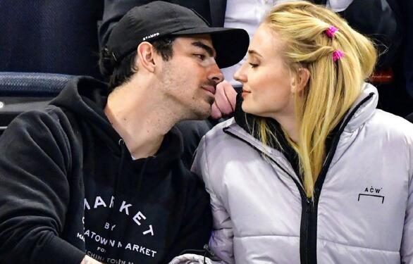 女星苏菲特纳怀孕现状曝光 女星苏菲特纳怀孕现状曝光