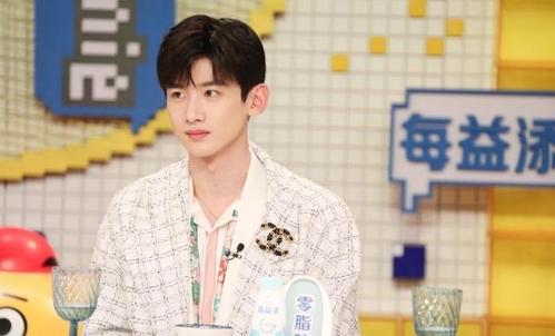 白敬亭参加的综艺节目拜托了冰箱身材引热议(嘉尔和白敬亭参加的综艺节目是什么)