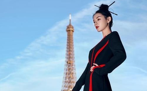 张予曦筷子发饰亮相巴黎时装周引热议