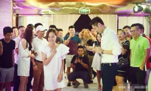 妻子2张嘉倪被追经过太甜了(张嘉倪和她老公合照)