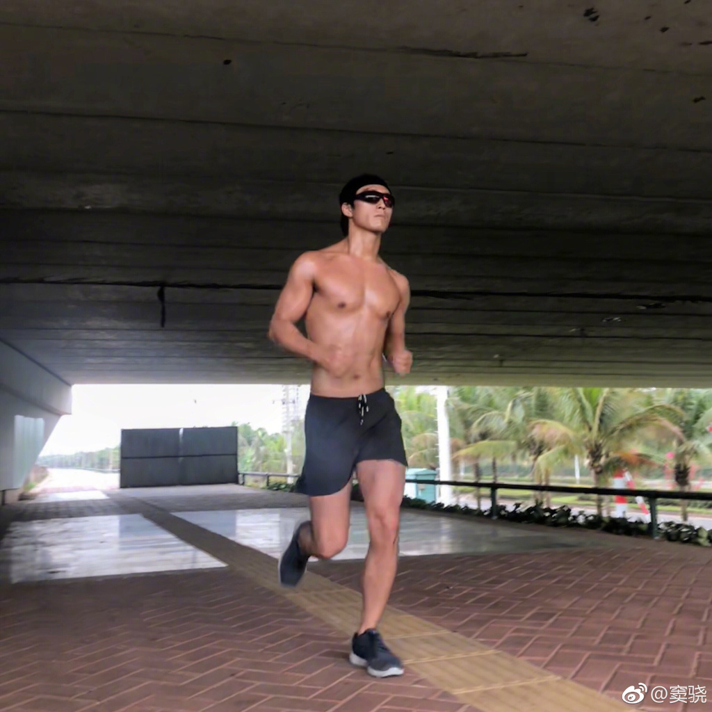 周冬雨被爆恋上英语助教是怎么回事(周冬雨疑与助教相恋)