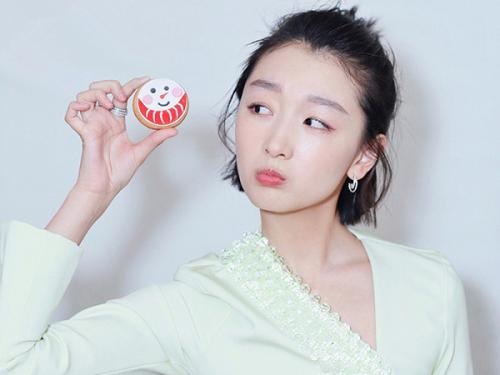 周冬雨被爆恋上英语助教是怎么回事(周冬雨疑与助教相恋)