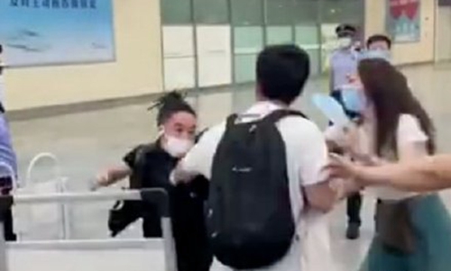 时代峰峻工作人员机场打人(时代峰峻 打人)