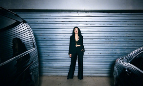 舒淇慵懒吸烟装亮相(舒淇休闲装)