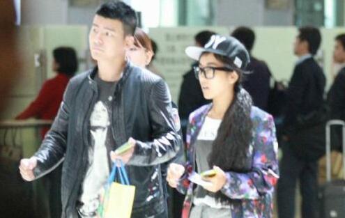 吉克隽逸唱歌鞋掉了(吉克隽逸鞋子)