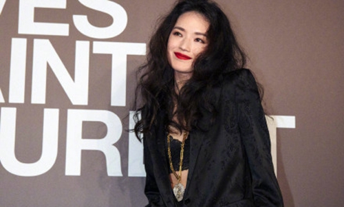 舒淇慵懒吸烟装亮相(舒淇休闲装)