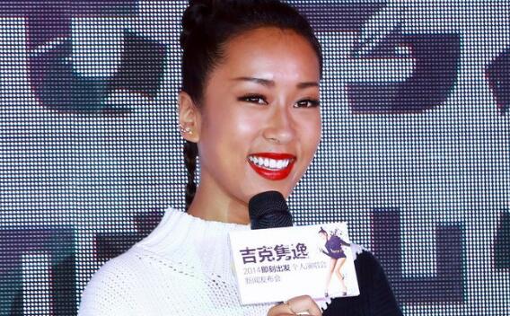 吉克隽逸唱歌鞋掉了(吉克隽逸鞋子)