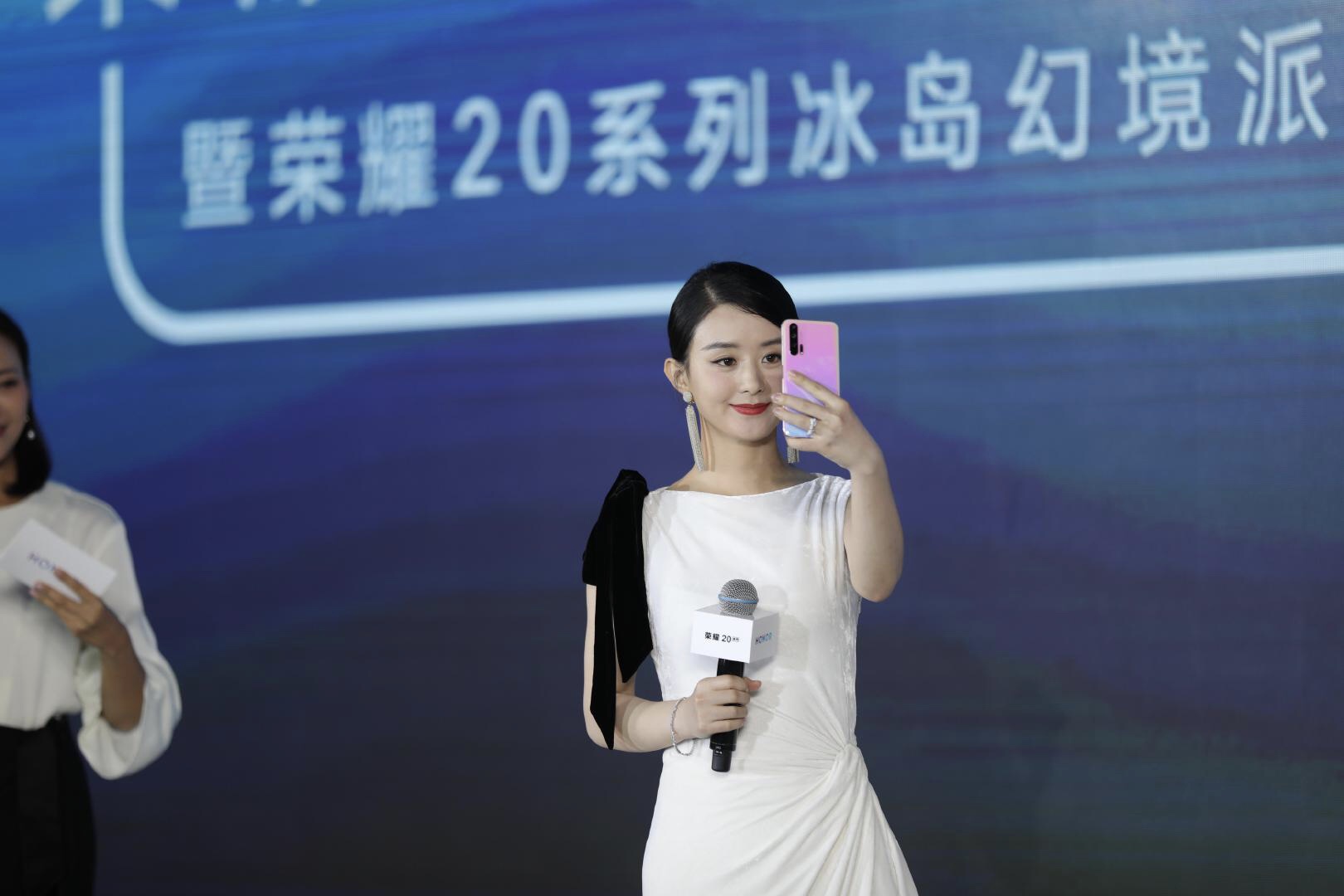 赵丽颖产后复工亮相，白色礼服状态超级好