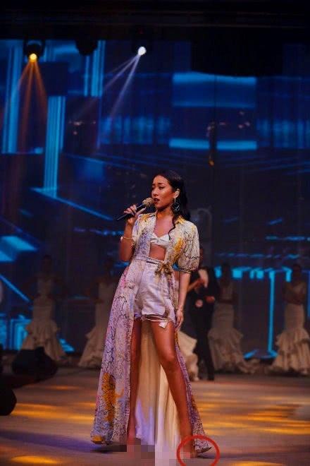 吉克隽逸唱歌鞋掉了(吉克隽逸鞋子)