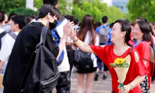 马嘉祺进考场前和老师击掌(马嘉祺进考场前与老师击掌)