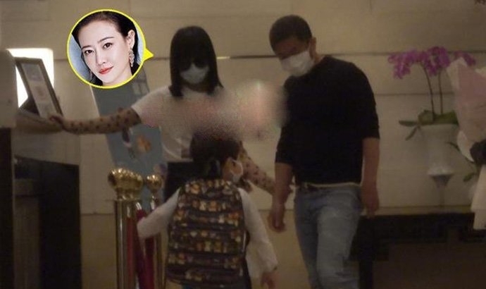 谭卓疑似隐婚生子一家三口出行被拍(谭卓是谁的老婆)