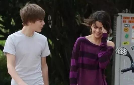 贾斯丁比伯入狱照露笑容太诡异了(贾斯汀比伯笑的照片) 贾斯丁比伯入狱照露笑容太诡异了(贾斯汀比伯笑的照片)