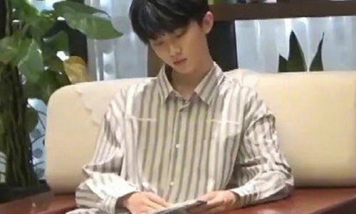 马嘉祺进考场前和老师击掌(马嘉祺进考场前与老师击掌)