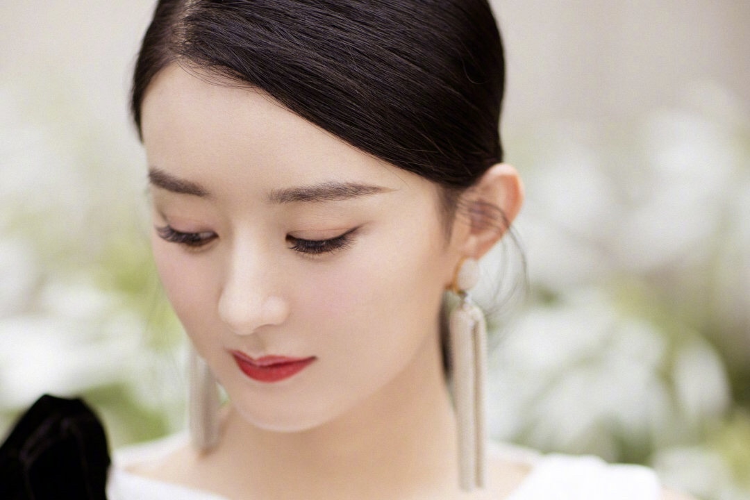 赵丽颖产后复工亮相，白色礼服状态超级好