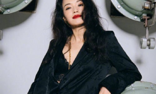 舒淇慵懒吸烟装亮相(舒淇休闲装)