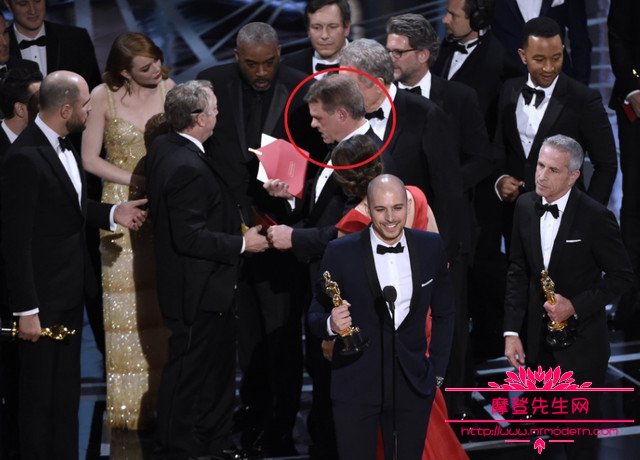奥斯卡拿错信封乌龙事件原因解密 奥斯卡拿错信封乌龙事件原因解密