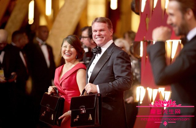 奥斯卡拿错信封乌龙事件原因解密