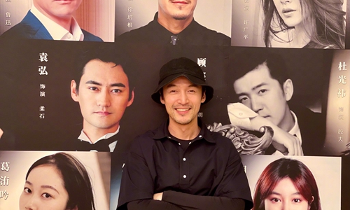 胡歌现身支持袁弘话剧并发文打call(袁弘吐槽大会胡歌)