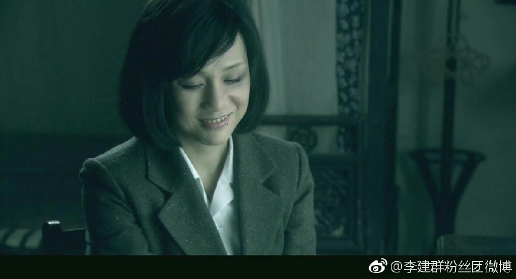 李建群的眼睛是睁不开吗