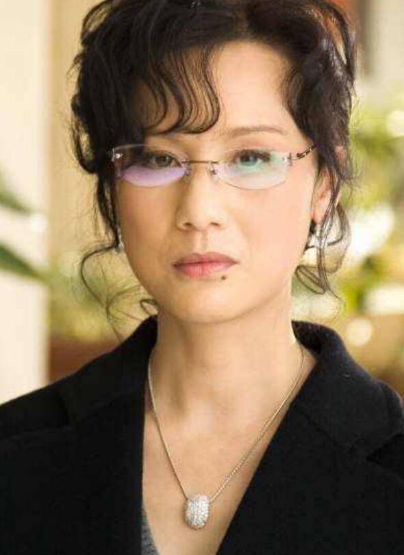 李建群的眼睛是睁不开吗