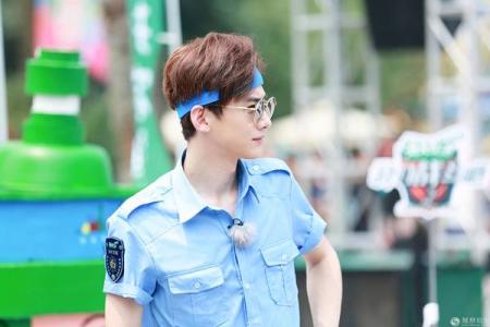 白敬亭腹肌照曝光(白敬亭秀腹肌)