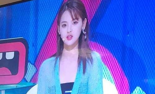 杨超越录制奇葩说引网友热议(杨超越奇葩说热搜)