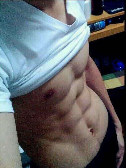 白敬亭腹肌照曝光(白敬亭秀腹肌)