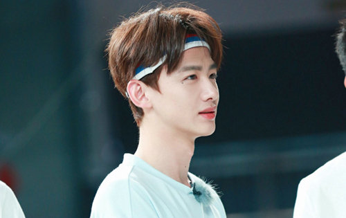 白敬亭腹肌照曝光(白敬亭秀腹肌)