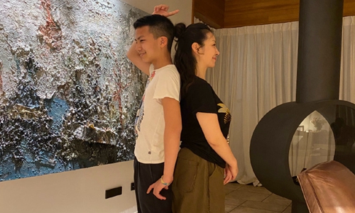 胡军妻子晒儿子近照(胡军儿子小时候照片)