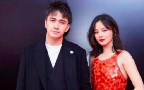 辛芷蕾翟天临亲密出行被拍(没分手!辛芷蕾深夜返回翟天临住所)