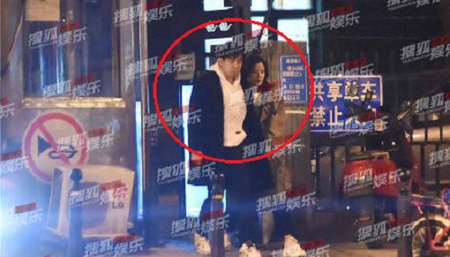 辛芷蕾翟天临亲密出行被拍(没分手!辛芷蕾深夜返回翟天临住所)