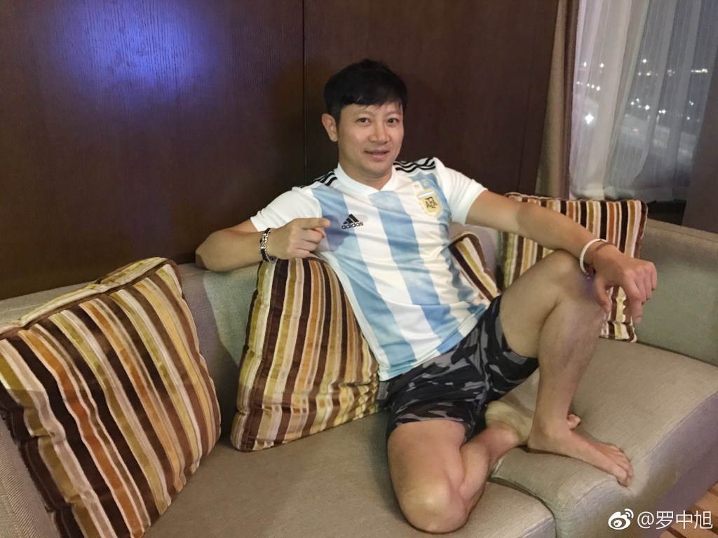 罗中旭耳朵被砍掉了一大半？罗中旭的女友是