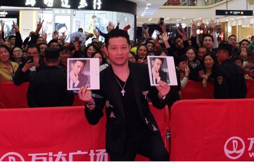 罗中旭耳朵被砍掉了一大半？罗中旭的女友是